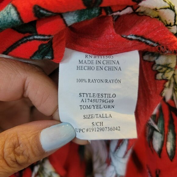 Women Romper Sz S Lily Rose Smocked Scoopneck Flutter sleeves floral red - Picture 7 of 7